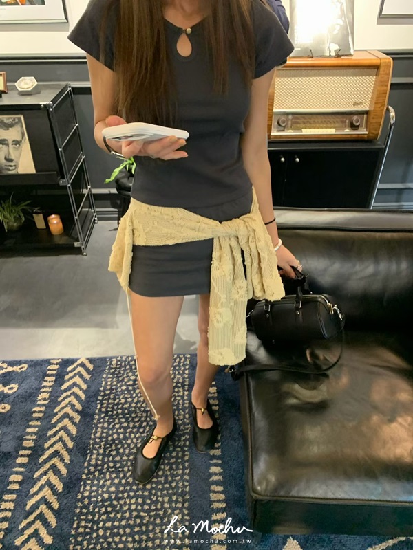 鈕扣挖洞坑條棉上衣